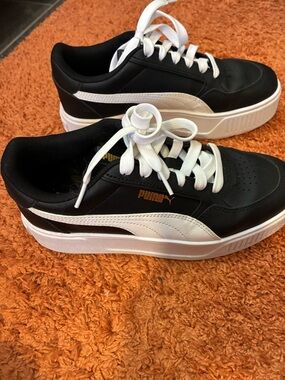 Like new! Puma Black and White Platform Casual Sneakers